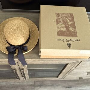 Helen Kaminski Newport bow-detail Raffia Straw Sun Hat
3.5 inch brim
Pre owned